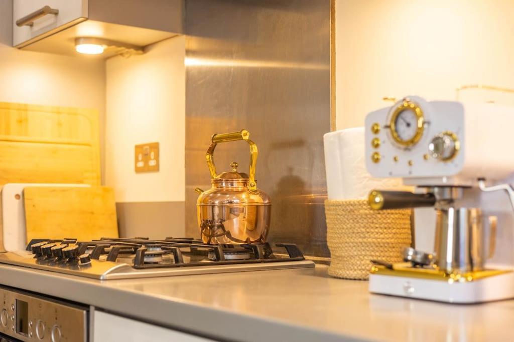 The Wellness Lodge- Gym, Table Tennis, Cinema, Parking And More! 巴斯 外观 照片